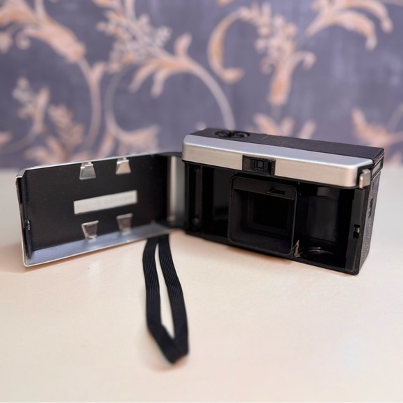 Vintage Estate 1960's Kodak Instamatic 104 Camera with Wrist Strap UNTESTED - Picture 13 of 13